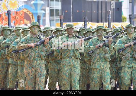 (180224) - BANDAR SERI BEGAWAN, 24 febbraio 2018 -- la Royal Brunei Armed Force partecipa alla 34a festa nazionale a Bandar seri Begawan, capitale del Brunei, 24 febbraio 2018. Il Brunei ha tenuto una massiccia sfilata e spettacoli con circa 30.000 partecipanti nella capitale sabato per celebrare la sua 34a giornata Nazionale. ) (rh) BRUNEI-BANDAR SERI BEGAWAN-FESTA NAZIONALE JeffreyxWong PUBLICATIONxNOTxINxCHN Foto Stock