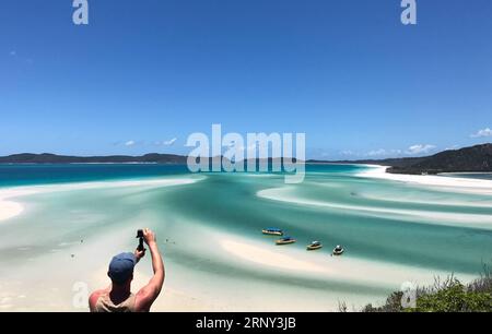 (180225) -- PECHINO, 25 febbraio 2018 -- Un turista scatta foto di Whitehaven Beach nelle Isole Whitsunday, parte della grande Barriera Corallina, Australia, il 10 febbraio 2018. ) JustinxQian PUBLICATIONxNOTxINxCHN Foto Stock