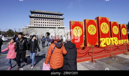 (180225) -- PECHINO, 25 febbraio 2018 -- i turisti camminano sulla strada pedonale Qianmen a Pechino, capitale della Cina, 25 febbraio 2018. I turisti hanno visitato la via Qianmen per godersi il paesaggio e le prelibatezze qui. ) (lx) CHINA-BEIJING-QIANMEN-TOURISM(CN) LixXin PUBLICATIONxNOTxINxCHN Foto Stock