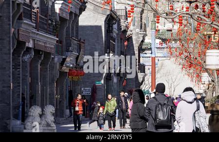 (180225) -- PECHINO, 25 febbraio 2018 -- i turisti camminano sulla strada pedonale Qianmen a Pechino, capitale della Cina, 25 febbraio 2018. I turisti hanno visitato la via Qianmen per godersi il paesaggio e le prelibatezze qui. ) (lx) CHINA-BEIJING-QIANMEN-TOURISM(CN) LixXin PUBLICATIONxNOTxINxCHN Foto Stock