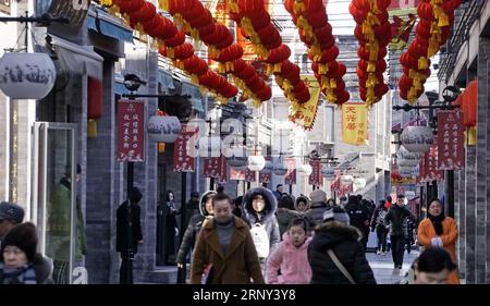 (180225) -- PECHINO, 25 febbraio 2018 -- i turisti camminano sulla strada pedonale Qianmen a Pechino, capitale della Cina, 25 febbraio 2018. I turisti hanno visitato la via Qianmen per godersi il paesaggio e le prelibatezze qui. ) (lx) CHINA-BEIJING-QIANMEN-TOURISM(CN) LixXin PUBLICATIONxNOTxINxCHN Foto Stock