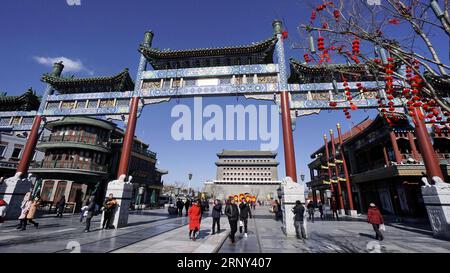 (180225) -- PECHINO, 25 febbraio 2018 -- i turisti camminano sulla strada pedonale Qianmen a Pechino, capitale della Cina, 25 febbraio 2018. I turisti hanno visitato la via Qianmen per godersi il paesaggio e le prelibatezze qui. ) (lx) CHINA-BEIJING-QIANMEN-TOURISM(CN) LixXin PUBLICATIONxNOTxINxCHN Foto Stock