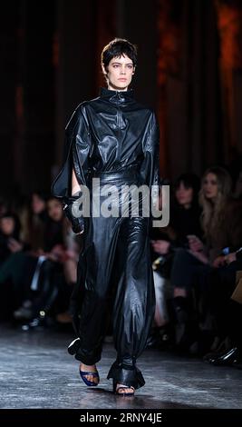 (180227) -- MILANO, 27 febbraio 2018 -- Un modello presenta una creazione della collezione donna RICOSTRU Autunno/Inverno 18/19 durante la settimana della moda milanese a Milano, Italia, 26 febbraio 2018. )(jmmn) ITALY-MILAN-FASHION WEEK-RICOSTRU JinxYu PUBLICATIONxNOTxINxCHN Foto Stock