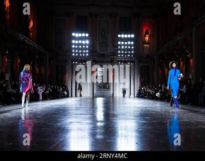 (180227) -- MILANO, 27 febbraio 2018 -- Models presentano le creazioni della collezione donna RICOSTRU Autunno/Inverno 18/19 durante la settimana della moda milanese a Milano, Italia, 26 febbraio 2018. )(jmmn) ITALY-MILAN-FASHION WEEK-RICOSTRU JinxYu PUBLICATIONxNOTxINxCHN Foto Stock