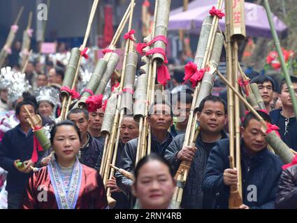 (180227) -- RONGSHUI, 27 febbraio 2018 -- People Walk to play lusheng during a lusheng festival in Gandong Township, Rongshui Miao Autonomous County, Guangxi Zhuang Autonomous Region della Cina meridionale, 27 febbraio 2018. Lusheng è uno strumento a vento locale a canne. ) (wyo) CHINA-GUANGXI-MIAO ETHNIC GROUP-FESTIVAL (CN) HuangxXiaobang PUBLICATIONxNOTxINxCHN Foto Stock