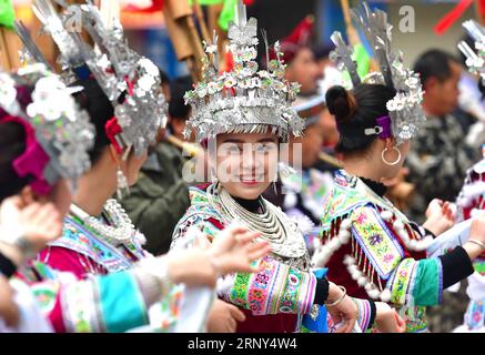 (180227) -- RONGSHUI, Feb. 27, 2018 -- Girls of Miao Ethnic Group dance during a lusheng festival in Gandong Township, Rongshui Miao Autonomous County, Guangxi Zhuang Autonomous Region, Cina meridionale, 27 febbraio 2018. Lusheng è uno strumento a vento locale a canne. ) (wyo) CHINA-GUANGXI-MIAO ETHNIC GROUP-FESTIVAL (CN) HuangxXiaobang PUBLICATIONxNOTxINxCHN Foto Stock