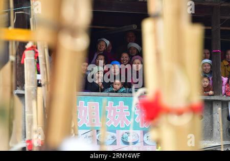 (180227) -- RONGSHUI, 27 febbraio 2018 -- la gente guarda gli spettacoli durante un festival di lusheng nella città di Gandong, Rongshui Miao Autonomous County, Guangxi Zhuang della Cina meridionale, 27 febbraio 2018. Lusheng è uno strumento a vento locale a canne. ) (wyo) CHINA-GUANGXI-MIAO ETHNIC GROUP-FESTIVAL (CN) HuangxXiaobang PUBLICATIONxNOTxINxCHN Foto Stock