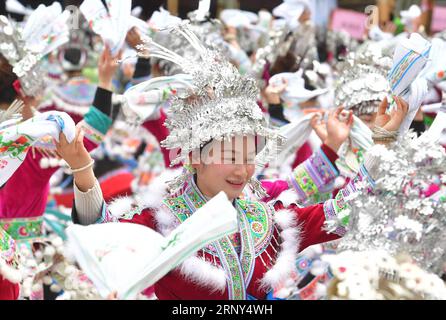 (180227) -- RONGSHUI, Feb. 27, 2018 -- Girls of Miao Ethnic Group dance during a lusheng festival in Gandong Township, Rongshui Miao Autonomous County, Guangxi Zhuang Autonomous Region, Cina meridionale, 27 febbraio 2018. Lusheng è uno strumento a vento locale a canne. ) (wyo) CHINA-GUANGXI-MIAO ETHNIC GROUP-FESTIVAL (CN) HuangxXiaobang PUBLICATIONxNOTxINxCHN Foto Stock