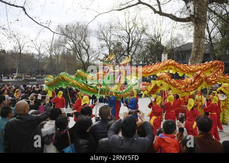 (180228) -- HANGZHOU, Feb. 28, 2018 -- i membri di una troupe d'arte eseguono la danza del drago nella zona panoramica del Lago Occidentale a Hangzhou, nella provincia dello Zhejiang della Cina orientale, 28 febbraio 2018. Gli artisti della compagnia sono residenti nel sottodistretto di Xiasha a Hangzhou. )(mcg) CHINA-HANGZHOU-FOLK PERFORMANCE (CN) HuangxZongzhi PUBLICATIONxNOTxINxCHN Foto Stock