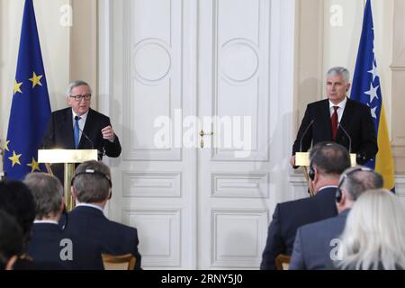 (180228) -- SARAJEVO, 28 febbraio 2018 -- il presidente della presidenza della Bosnia-Erzegovina Dragan Covic (R) e il presidente della Commissione europea Jean-Claude Juncker partecipano a una conferenza stampa congiunta a Sarajevo, Bosnia-Erzegovina, il 28 febbraio 2018. Mercoledì il Presidente della Presidenza della Bosnia-Erzegovina Dragan Covic e il Presidente del Consiglio dei ministri della Bosnia-Erzegovina Denis Zvizdic hanno consegnato ufficialmente il questionario di adesione all'UE al Presidente della Commissione europea Jean-Claude Juncker. )(rh) BOSNIA-ERZEGOVINA-SARAJEVO-JUNCKER-VISIT HarisxMemija PUBLICATIONxNOTxINxCHN Foto Stock