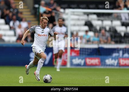 Swansea, Regno Unito. 2 settembre 2023. Ollie Cooper di Swansea City in azione. Partita di campionato EFL Skybet, Swansea City contro Bristol City allo Stadio Swansea.com di Swansea, Galles, sabato 2 settembre 2023. Questa immagine può essere utilizzata solo per scopi editoriali. Solo per uso editoriale, foto di Andrew Orchard/Andrew Orchard fotografia sportiva/Alamy Live news credito: Andrew Orchard fotografia sportiva/Alamy Live News Foto Stock
