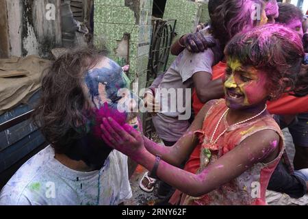 (180301) -- CALCUTTA, 1 marzo 2018 -- la gente celebra Holi, il Festival dei colori, a Calcutta, India, il 1 marzo 2018. ) (zf) CELEBRAZIONE INDIA-KOLKATA-HOLI TumpaxMondal PUBLICATIONxNOTxINxCHN Foto Stock