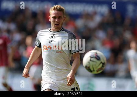 Swansea, Regno Unito. 2 settembre 2023. Ollie Cooper di Swansea City in azione. Partita di campionato EFL Skybet, Swansea City contro Bristol City allo Stadio Swansea.com di Swansea, Galles, sabato 2 settembre 2023. Questa immagine può essere utilizzata solo per scopi editoriali. Solo per uso editoriale, foto di Andrew Orchard/Andrew Orchard fotografia sportiva/Alamy Live news credito: Andrew Orchard fotografia sportiva/Alamy Live News Foto Stock