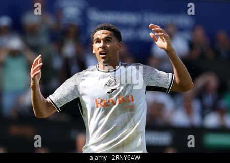 Swansea, Regno Unito. 2 settembre 2023. Ben Cabango della città di Swansea reagisce. Partita di campionato EFL Skybet, Swansea City contro Bristol City allo Stadio Swansea.com di Swansea, Galles, sabato 2 settembre 2023. Questa immagine può essere utilizzata solo per scopi editoriali. Solo per uso editoriale, foto di Andrew Orchard/Andrew Orchard fotografia sportiva/Alamy Live news credito: Andrew Orchard fotografia sportiva/Alamy Live News Foto Stock