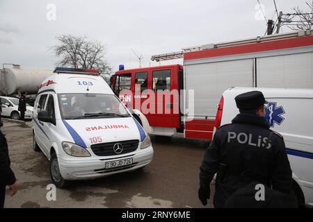 (180302) - BAKU, 2 marzo 2018 -- i veicoli di emergenza arrivano in un centro di riabilitazione antidroga a Baku, capitale dell'Azerbaigian, 2 marzo 2018. Almeno 24 persone sono state uccise in un incendio in un centro di riabilitazione della droga qui, le autorità hanno detto in una dichiarazione congiunta venerdì.) (yy) AZERBAIJAN-BAKU-FIRE TofikxBabayev PUBLICATIONxNOTxINxCHN Foto Stock