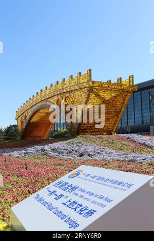 (180302) -- PECHINO, 2 marzo 2018 -- foto scattata il 13 maggio 2017 mostra la struttura Golden Bridge on Silk Road fuori dal National Convention Center di Pechino, capitale della Cina. Il Belt and Road Forum for International Cooperation si è svolto dal 14 al 15 maggio 2017. Con la Cina preparata per le riunioni annuali dei suoi principali organi legislativi e politici consultivi, Pechino è alla ricerca di indizi su come il peso massimo mondiale giocherà sulla scena internazionale dopo le due significative sessioni. In un mondo afflitto da gravi sfide in termini di sviluppo, governance e secu Foto Stock