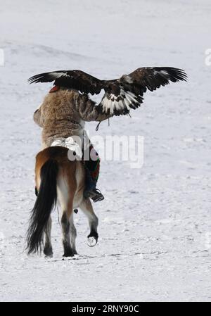 (180304) -- ULAN BATOR, 4 marzo 2018 -- un cacciatore di aquile partecipa al Spring Golden Eagle Festival vicino alla capitale mongola Ulan Bator il 4 marzo 2018. Il festival Spring Golden Eagle, un tradizionale festival mongolo, è stato aperto nei pressi della capitale Ulan Bator domenica, con l'obiettivo di promuovere le culture etniche kazake e stimolare il turismo. Venti cacciatori di aquile di 14-86 anni competono nell'undicesima edizione del festival di due giorni. ) (Djj) MONGOLIA-ULAN BATOR-SPRING GOLDEN EAGLE FESTIVAL Asigang PUBLICATIONxNOTxINxCHN Foto Stock