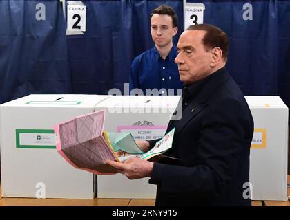 (180304) - MILANO, 4 marzo 2018 - il leader del partito di forza Italia Silvio Berlusconi arriva a votare in un collegio elettorale a Milano, Italia, 4 marzo 2018. Gli italiani hanno iniziato a votare domenica mattina portando all'elezione di un primo ministro, due giorni dopo che i politici hanno fatto la loro campagna finale per le elezioni generali. (Whw) ITALIA-MILANO-ELEZIONI GENERALI AlbertoxLingria PUBLICATIONxNOTxINxCHN Foto Stock