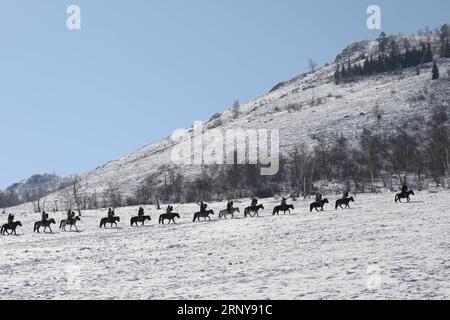 (180304) -- ULAN BATOR, 4 marzo 2018 -- i cacciatori di aquile partecipano al Spring Golden Eagle Festival vicino alla capitale mongola Ulan Bator il 4 marzo 2018. Il festival Spring Golden Eagle, un tradizionale festival mongolo, è stato aperto nei pressi della capitale Ulan Bator domenica, con l'obiettivo di promuovere le culture etniche kazake e stimolare il turismo. Venti cacciatori di aquile di 14-86 anni competono nell'undicesima edizione del festival di due giorni. ) (Djj) MONGOLIA-ULAN BATOR-SPRING GOLDEN EAGLE FESTIVAL Asigang PUBLICATIONxNOTxINxCHN Foto Stock