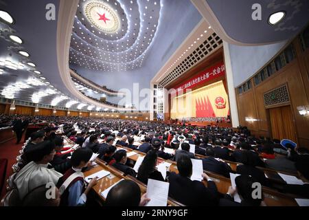 (180305) -- PECHINO, 5 marzo 2018 -- la prima sessione del XIII Congresso Nazionale del popolo si apre nella grande sala del popolo di Pechino, capitale della Cina, 5 marzo 2018. (DUE SESSIONI)CHINA-BEIJING-NPC-OPENING (CN) LANXHONGGUANG PUBLICATIONXNOTXINXCHN Foto Stock