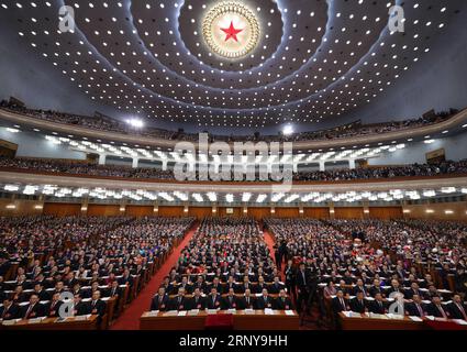 (180305) -- PECHINO, 5 marzo 2018 -- la prima sessione del XIII Congresso Nazionale del popolo si apre nella grande sala del popolo di Pechino, capitale della Cina, 5 marzo 2018. (DUE SESSIONI)CHINA-BEIJING-NPC-OPENING (CN) XIEXHUANCHI PUBLICATIONXNOTXINXCHN Foto Stock