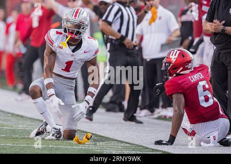 Bloomington, Indiana, USA. 2 settembre 2023. Il cornerback degli Ohio State Buckeyes Davison Igbinosun (1) reagisce dopo essere stato chiamato per l'interferenza del passaggio contro il wide receiver degli Indiana Hoosiers Cam camper (6) durante la partita tra gli Ohio State Buckeyes e gli Indiana Hoosiers al Memorial Stadium di Bloomington, Indiana. (Immagine di credito: © Scott Stuart/ZUMA Press Wire) SOLO USO EDITORIALE! Non per USO commerciale! Foto Stock