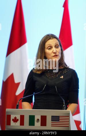 (180306) -- CITTÀ DEL MESSICO, 6 marzo 2018 -- il ministro degli Esteri canadese Chrystia Freeland parla durante una conferenza stampa dopo il settimo round di colloqui per modernizzare l'accordo nordamericano di libero scambio (NAFTA), a città del Messico, capitale del Messico, il 5 marzo 2018. Il settimo round di colloqui per modernizzare il NAFTA si è concluso qui lunedì in una nota mista con gli Stati Uniti che hanno definito il progresso non abbastanza buono, ma il Messico rimane ottimista. ) (fc) (da) (rtg) (swt) MESSICO-CITTÀ DEL MESSICO-NAFTA FranciscoxCanedo PUBLICATIONxNOTxINxCHN Foto Stock