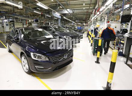 (180308) -- PECHINO, 8 marzo 2018 -- la foto del file scattata il 24 maggio 2017 mostra un lavoratore che cammina davanti alle auto appena assemblate al Volvo Car Gent di Gand, in Belgio. Volvo Car Gent, la seconda più grande catena di montaggio Volvo, ad eccezione di quella svedese, è stata acquistata dalla casa automobilistica cinese Geely Holding Group nel 2010. La Cina mira a vedere l'espansione economica a circa il 6,5 per cento quest'anno, secondo il rapporto di lavoro del governo pubblicato lunedì. Secondo gli osservatori economici cinesi, anche l’espansione economica prevista quest’anno dovrebbe essere a portata di mano senza grandi difficoltà. Questa sentenza si basa su Foto Stock
