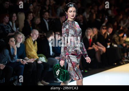 (1803011) -- MOSCA, 11 marzo 2018 -- Un modello presenta una creazione di Slava Zaitsev durante la Mercedes-Benz Fashion Week Russia 2018 a Mosca, in Russia, il 10 marzo 2017. Il famoso stilista russo Slava Zaitsev ha presentato la sua ultima sfilata regolare il giorno di apertura della Mercedes-Benz Fashion Week Russia. La settimana è iniziata questo sabato e durerà fino al 15 marzo). (wh) RUSSIA-MOSCA-ZAITSEV-SETTIMANA DELLA MODA EvgenyxSinitsyn PUBLICATIONxNOTxINxCHN Foto Stock