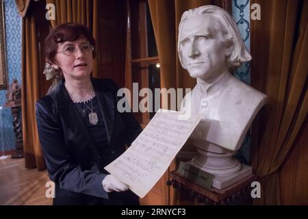 Bilder des Tages (180311) -- BUDAPEST, 11 marzo 2018 -- Zsuzsanna Domokos, direttrice del Franz Liszt Memorial Museum and Research Center, contiene il manoscritto del famoso compositore ungherese Franz Liszt, che in precedenza si riteneva perduto nel museo di Budapest, in Ungheria, il 10 marzo 2018. I manoscritti ritenuti del famoso compositore ungherese Franz Liszt furono presentati nel museo il sabato in una cerimonia solenne. )(gj) HUNGARY-BUDAPEST-LISZT-MANOSCRITTI AttilaxVolgyi PUBLICATIONxNOTxINxCHN Foto Stock