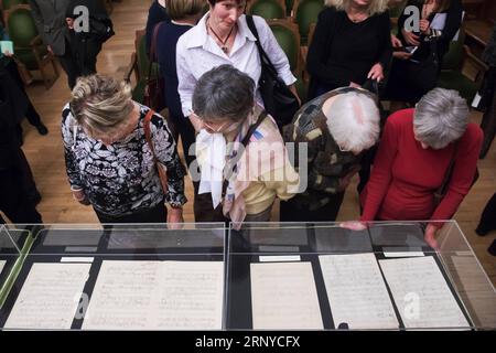 (180311) -- BUDAPEST, 11 marzo 2018 -- la gente vede i manoscritti del compositore ungherese Franz Liszt, che in precedenza si riteneva perduti nel Franz Liszt Memorial Museum and Research Center di Budapest, in Ungheria, il 10 marzo 2018. I manoscritti ritenuti del famoso compositore ungherese Franz Liszt sono stati presentati nel museo il sabato in una cerimonia solenne.)(gj) HUNGARY-BUDAPEST-LISZT-MANOSCRITTI AttilaxVolgyi PUBLICATIONxNOTxINxCHN Foto Stock