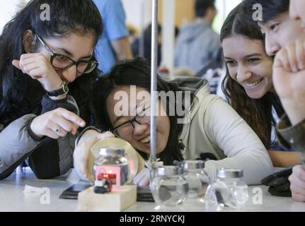 (180311) -- VANCOUVER, 11 marzo 2018 -- gli studenti partecipano alle 40esime Olimpiadi annuali di fisica tenutesi presso l'Università della Columbia Britannica a Vancouver, Canada, 10 marzo 2018. )(gj) CANADA-VANCOUVER-UBC-PHYSICAL OLYMPICS LiangxSen PUBLICATIONxNOTxINxCHN Foto Stock