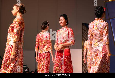 (180312) -- HONG KONG, 12 marzo 2018 -- modelle presentano abiti da sposa cinesi durante l'Hong Kong Wedding and Overseas Wedding Expo 2018 a Hong Kong, Cina meridionale, 11 marzo 2018. ) (Ry) CHINA-HONG KONG-WEDDING EXPO (CN) LixPeng PUBLICATIONxNOTxINxCHN Foto Stock