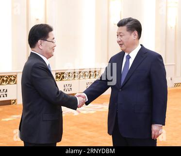 Bilder des Tages (180312) -- PECHINO, 12 marzo 2018 -- il presidente cinese Xi Jinping (R) incontra Chung EUI-yong, consigliere per la sicurezza nazionale del presidente della Repubblica di Corea (ROK) Moon Jae-in e inviato speciale della Luna, a Pechino, capitale della Cina, 12 marzo 2018. ) CHINA-BEIJING-XI JINPING-ROK-MEETING (CN) PANGXXINGLEI PUBLICATIONXNOTXINXCHN Foto Stock