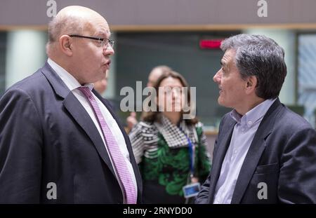 (180312) -- BRUXELLES, 12 marzo 2018 -- il ministro delle Finanze tedesco Peter Altmaier (L) parla con il ministro delle Finanze greco Euclid Tsakalotos (R) prima di una riunione dei ministri delle Finanze dell'Eurogruppo a Bruxelles, Belgio, 12 marzo 2018. Il presidente dell'Eurogruppo Mario Centeno ha dichiarato lunedì che il fondo di salvataggio della zona euro dovrebbe erogare la prossima tranche, del valore di 5,7 miliardi di euro (7,03 miliardi di dollari USA), alla Grecia nella seconda metà di marzo. BELGIO-BRUXELLES-ZONA EURO-PRESTITO ALLA GRECIA THIERRYXMONASS PUBLICATIONXNOTXINXCHN Foto Stock