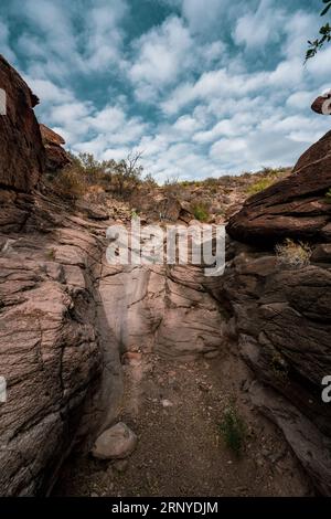 Nuvole Dot Blue Sky Over Dry Fall a Big Bend sulla strada per Upper burro Mesa Pouroff Foto Stock