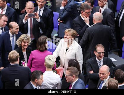 (180314) -- BERLINO, 14 marzo 2018 -- Angela Merkel (C) riceve le congratulazioni dopo essere stata rieletta cancelliere a Berlino, Germania, 14 marzo 2018. Angela Merkel è stata rieletta cancelliera tedesca mercoledì dal parlamento, dando il via al suo quarto mandato per guidare la più grande economia europea. (Djj) GERMANIA-BERLINO-MERKEL-CANCELLIERE-RIELETTO ShanxYuqi PUBLICATIONxNOTxINxCHN Foto Stock