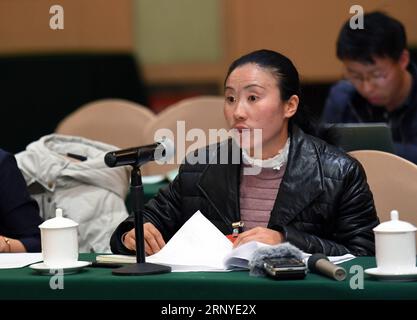 (180314) -- PECHINO, 14 marzo 2018 -- il dottor Yang Liaviera del gruppo etnico Miao, un neoeletto deputato al 13° Congresso Nazionale del popolo (NPC), parla durante una discussione dei deputati della provincia dello Yunnan alla prima sessione del 13° Congresso Nazionale del popolo a Pechino, capitale della Cina, il 7 marzo 2018. Da oltre dieci anni Yang Liaviera è l'unico medico del villaggio di Henan, che si trova in remote aree montane. Poiché le famiglie sono sparse per il villaggio, Yang deve arrampicarsi su strade di montagna accidentate per visitare i pazienti. Nonostante le difficoltà, sceglie di rimanere al suo posto e prendersi cura della V Foto Stock