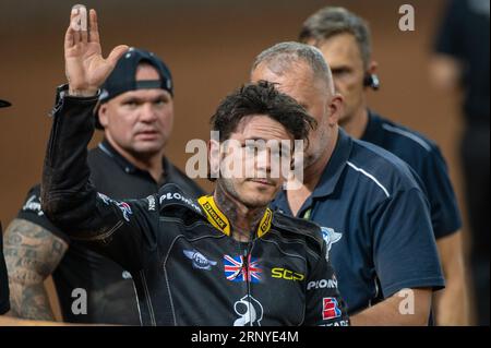 Tai Woffinden della Gran Bretagna #108 dopo l'incidente in Heat 16 durante il FIM Speedway Grand Prix of Great Britain 2023 al Principality Stadium di Cardiff, Galles, Regno Unito il 2 settembre 2023 (foto di Andrew SURMA/ Credit: SIPA USA/Alamy Live News Foto Stock