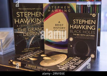 (180314) -- LONDRA, 14 marzo 2018 -- i libri del fisico di fama mondiale Stephen Hawking sono visti in una libreria a Londra, in Gran Bretagna, il 14 marzo 2018. Il rinomato fisico britannico Stephen Hawking morì pacificamente a casa nella città universitaria britannica di Cambridge nelle prime ore di mercoledì all'età di 76 anni, ha detto il portavoce della sua famiglia). BRITAIN-LONDON-STEPHEN HAWKING-BOOKS StephenxChung PUBLICATIONxNOTxINxCHN Foto Stock