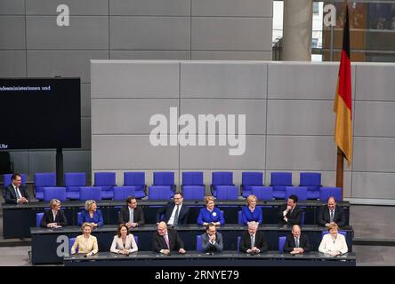 (180314) -- BERLINO, 14 marzo 2018 -- la cancelliera tedesca Angela Merkel (fronte, R) e i ministri del suo nuovo gabinetto partecipano alla cerimonia di giuramento al parlamento di Berlino, in Germania, 14 marzo 2018. Il nuovo governo tedesco ha giurato mercoledì con Angela Merkel che ha dato il via al suo quarto mandato come leader della più grande economia europea grazie alla sua rielezione a cancelliere da parte del parlamento. ) (swt) GERMANIA-BERLINO-GABINETTO-GIURAMENTO-A ShanxYuqi PUBLICATIONxNOTxINxCHN Foto Stock