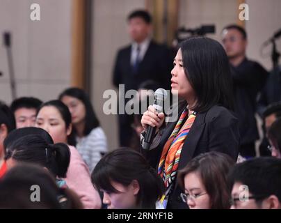 (180316) - PECHINO, 16 marzo 2018 -- Un giornalista pone domande in una conferenza stampa sugli sforzi della Cina per fornire un'istruzione equa di buona qualità ai margini della prima sessione del 13° Congresso Nazionale del popolo (NPC) a Pechino, capitale della Cina, 16 marzo 2018. ) (DUE SESSIONI)CINA-PECHINO-NPC-CONFERENZA STAMPA-ISTRUZIONE (CN) LIXXIN PUBLICATIONXNOTXINXCHN Foto Stock