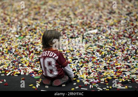 (180317) - BOGOTÀ, 17 marzo 2018 - Un ragazzo gioca con i mattoni di plastica LEGO durante il LEGO Fun Fest 2018, a Bogotà, Colombia, il 16 marzo 2018. (cr) (da) (psw) COLOMBIA-BOGOTÀ-LEGO FESTIVAL JhonxPaz PUBLICATIONxNOTxINxCHN Foto Stock