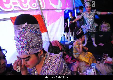 (180317) -- BANGKOK, 17 marzo 2018 -- gli attori si preparano dietro le quinte prima di uno spettacolo drammatico tradizionale tailandese (opera tailandese) a Bangkok, Thailandia, 16 marzo 2018.)(psw) THAILAND-BANGKOK-THAI OPERA RachenxSageamsak PUBLICATIONxNOTxINxCHN Foto Stock