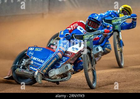 Daniel Bewley della Gran Bretagna #99 (blu) e Bartosz Zmarzlik della Polonia #95 (giallo) in Heat 16 durante il FIM Speedway Grand Prix 2023 di Gran Bretagna al Principality Stadium di Cardiff, Galles, Regno Unito il 2 settembre 2023 (foto di Andrew SURMA/ Credit: SIPA USA/Alamy Live News Foto Stock