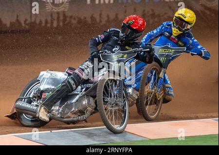 Tai Woffinden della Gran Bretagna #108 (Rosso) e Bartosz Zmarzlik della Polonia #95 (giallo) in Heat 16 durante il FIM Speedway Grand Prix 2023 di Gran Bretagna al Principality Stadium di Cardiff, Galles, Regno Unito il 2 settembre 2023 (foto di Andrew SURMA/ Credit: SIPA USA/Alamy Live News Foto Stock