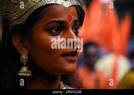 (180318) -- MUMBAI, 18 marzo 2018 -- gli indiani indossano abiti tradizionali mentre celebrano Gudi Padwa, il Capodanno dei Maharashtriani, a Mumbai, India, 18 marzo 2018. ) (swt) INDIA-MUMBAI-GUDI PADWA-CELEBRATION Stringer PUBLICATIONxNOTxINxCHN Foto Stock