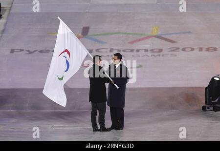 (180318) -- PYEONGCHANG, 18 marzo 2018 -- Chen Jining (R), sindaco di Pechino, Cina, riceve la bandiera paralimpica da Andrew Parsons, presidente del Comitato paralimpico internazionale, durante la cerimonia di chiusura dei Giochi paralimpici invernali di PyeongChang del 2018 tenutasi allo Stadio Olimpico di PyeongChang, Corea del Sud, 18 marzo 2018. ) (SP)OLY-PARALIMPICA-COREA DEL SUD-PYEONGCHANG-CERIMONIA DI CHIUSURA XIAXYIFANG PUBLICATIONXNOTXINXCHN Foto Stock