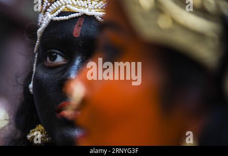 (180318) -- MUMBAI, 18 marzo 2018 -- gli indiani indossano abiti tradizionali mentre celebrano Gudi Padwa, il Capodanno dei Maharashtriani, a Mumbai, India, 18 marzo 2018. ) (swt) INDIA-MUMBAI-GUDI PADWA-CELEBRATION Stringer PUBLICATIONxNOTxINxCHN Foto Stock