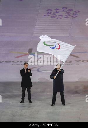 (180318) -- PYEONGCHANG, 18 marzo 2018 -- Chen Jining (R), sindaco di Pechino, Cina, ondeggia la bandiera paraolimpica durante la cerimonia di chiusura dei Giochi paraolimpici invernali di PyeongChang del 2018 tenutasi allo Stadio Olimpico di PyeongChang, Corea del Sud, 18 marzo 2018. ) (SP)OLY-PARALIMPICA-COREA DEL SUD-PYEONGCHANG-CERIMONIA DI CHIUSURA XIAXYIFANG PUBLICATIONXNOTXINXCHN Foto Stock